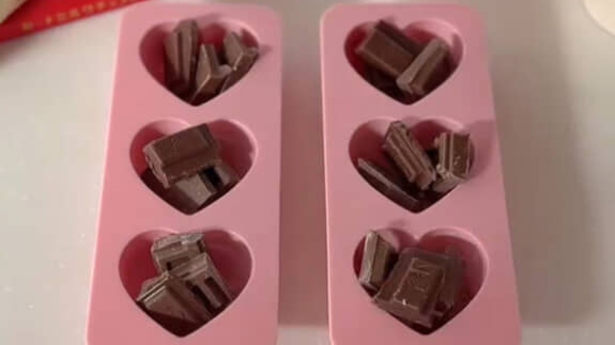 溶かしたチョコをハート型に固め、ホットミルクに入れたら…… “ヒミツの仕掛け”に「かわい!」「子どもと作るのも楽しそう」(1/2) | グルメ ねとらぼ