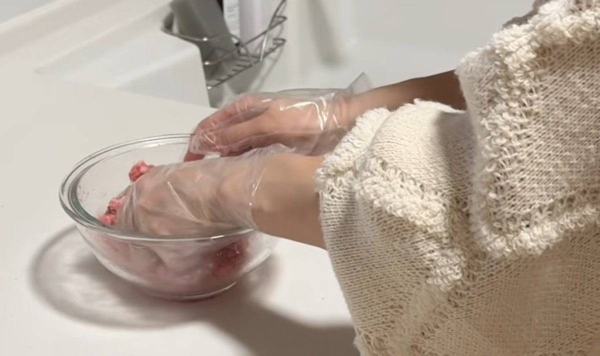 ハンバーグをこねてる最中に「ママ、トイレー！」→困ったママが“義母の教え”を思い出し……　まさかの解決策が話題（1/3） | ライフハック ねとらぼ