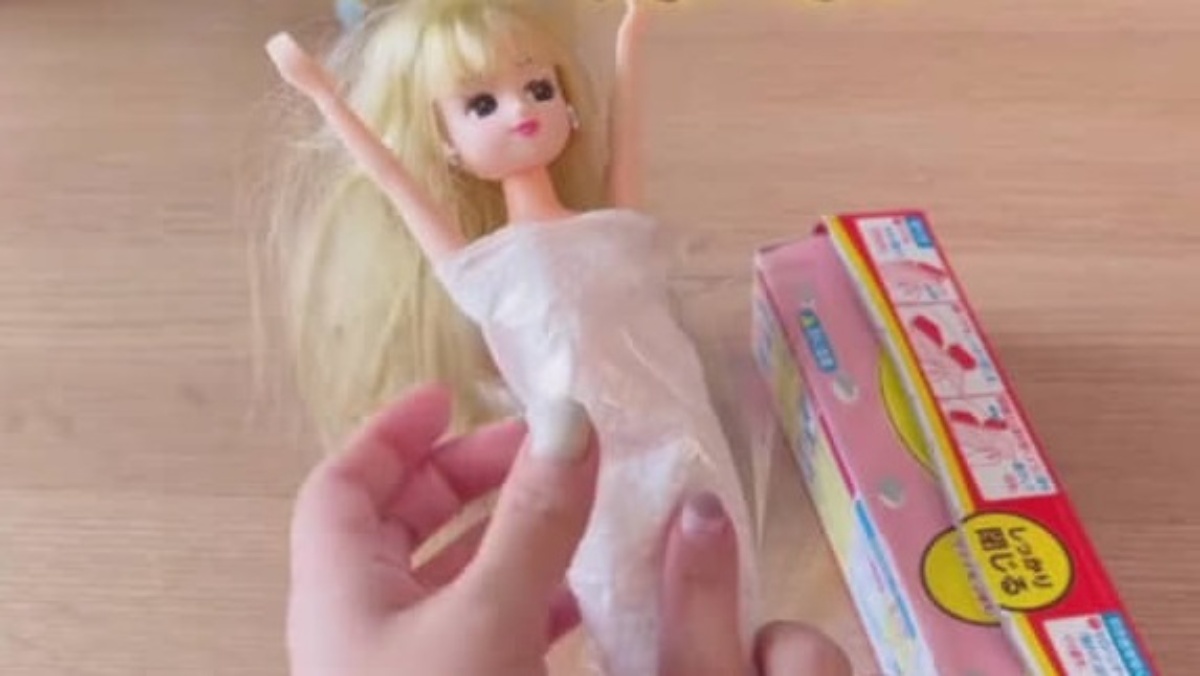 母がラップでグルグル巻きにした“リカちゃん人形”→数時間後……　驚きの光景に「30年前に教えてーん」「やってみます」（1/3） | ホビー ねとらぼ