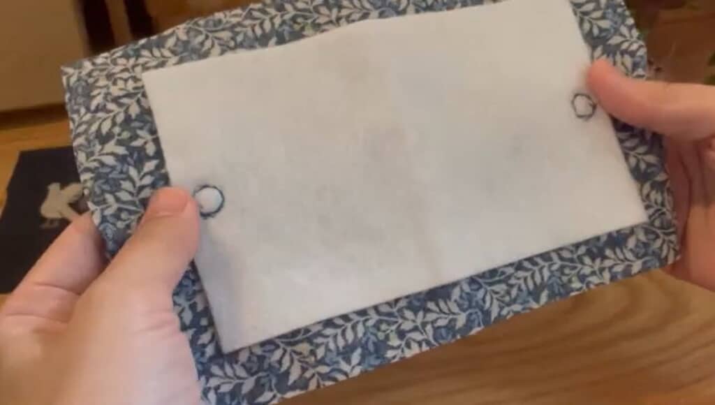 磁石を縫い付けます