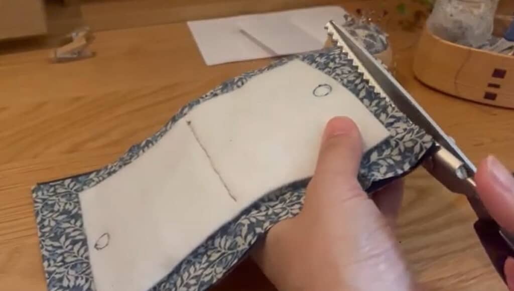 周りを縫って余分な布をカットします