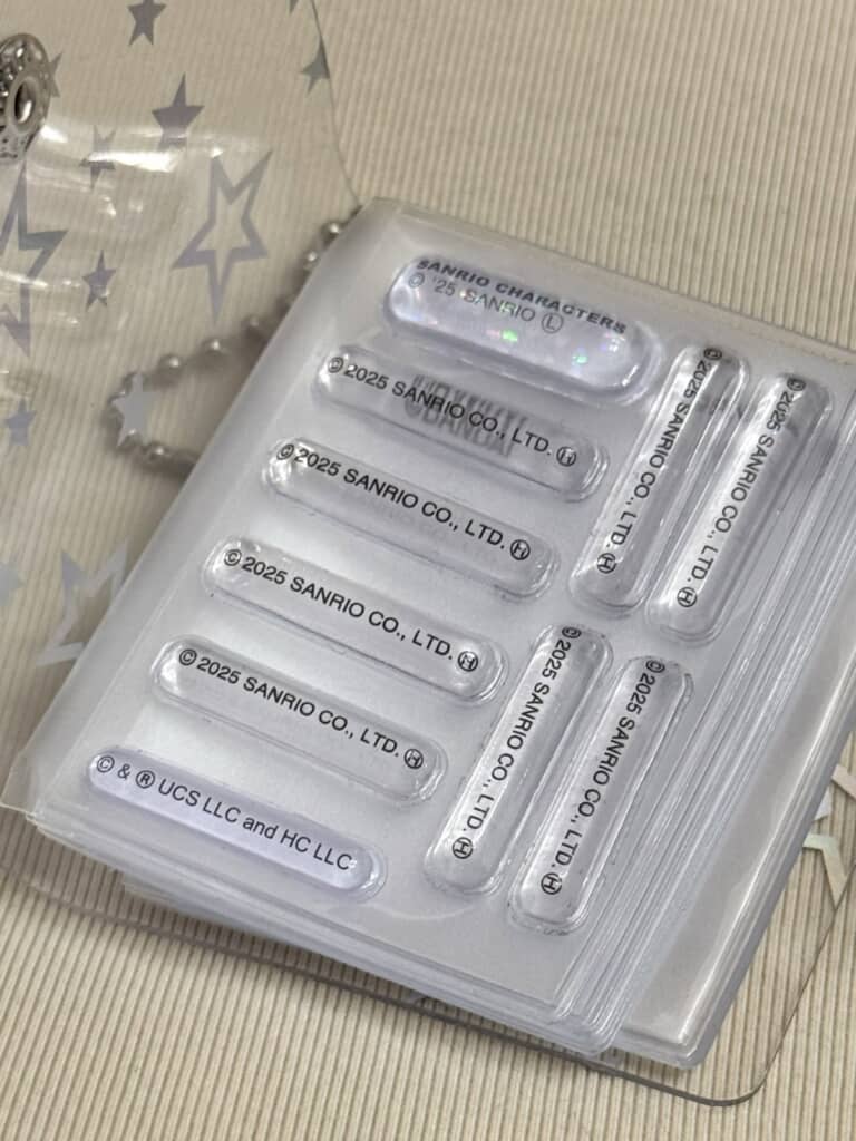 シール帳を開いたところ。キャラものなどのシールセットについてくるクレジット部分のところがいっぱい