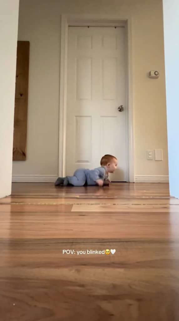 ずりばいで移動する赤ちゃん