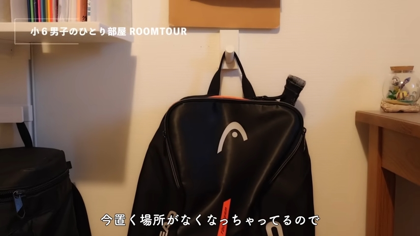 「壁に付けられる家具フック」(ライトグレー）