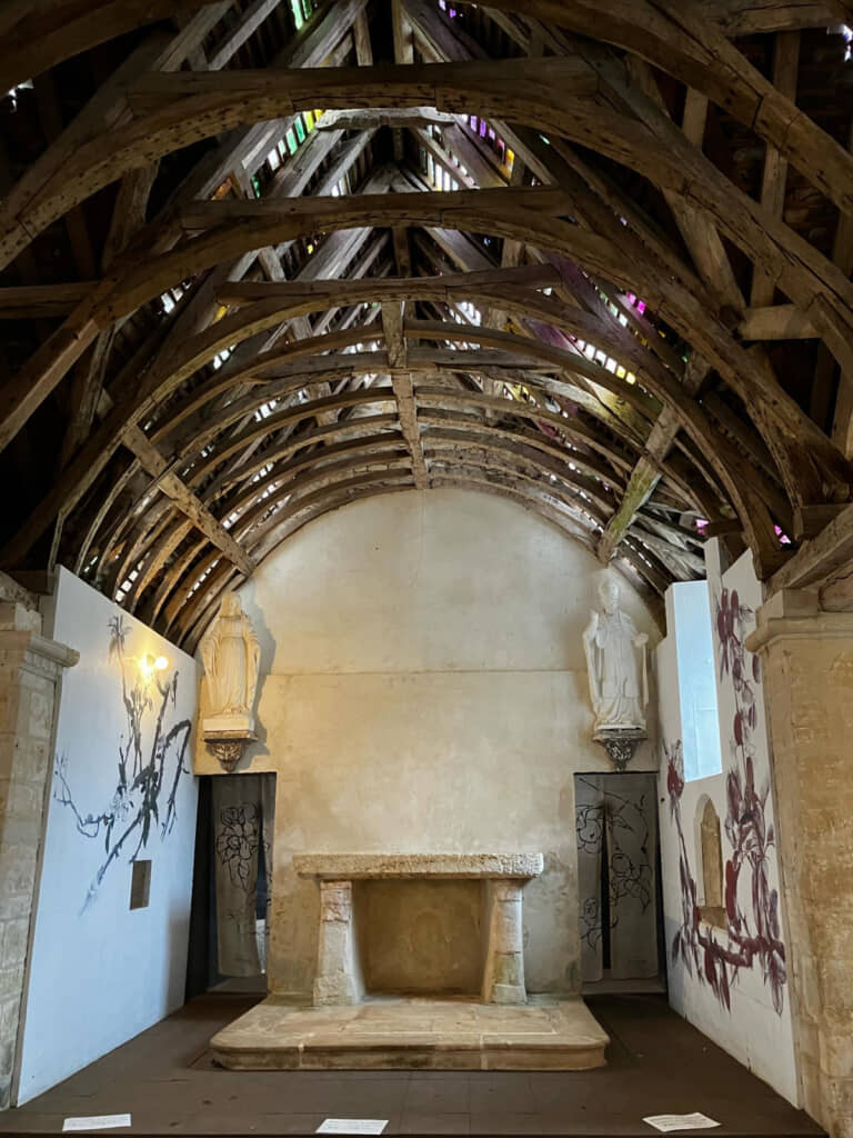 美しく神聖な雰囲気を感じる堂内