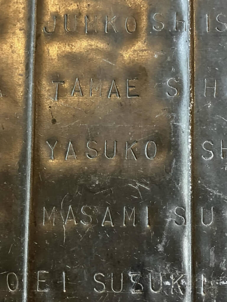 礼拝堂の扉に刻まれた投稿主さんの名前（「YASUKO」）