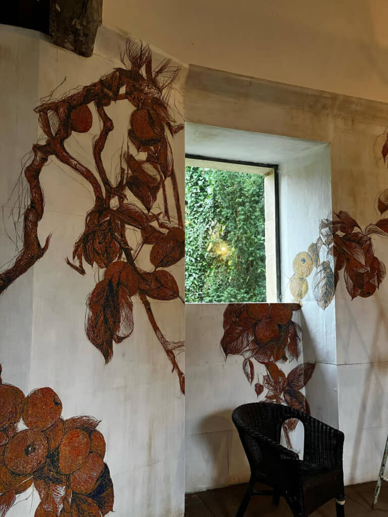 礼拝堂の中の壁にはりんごの絵が