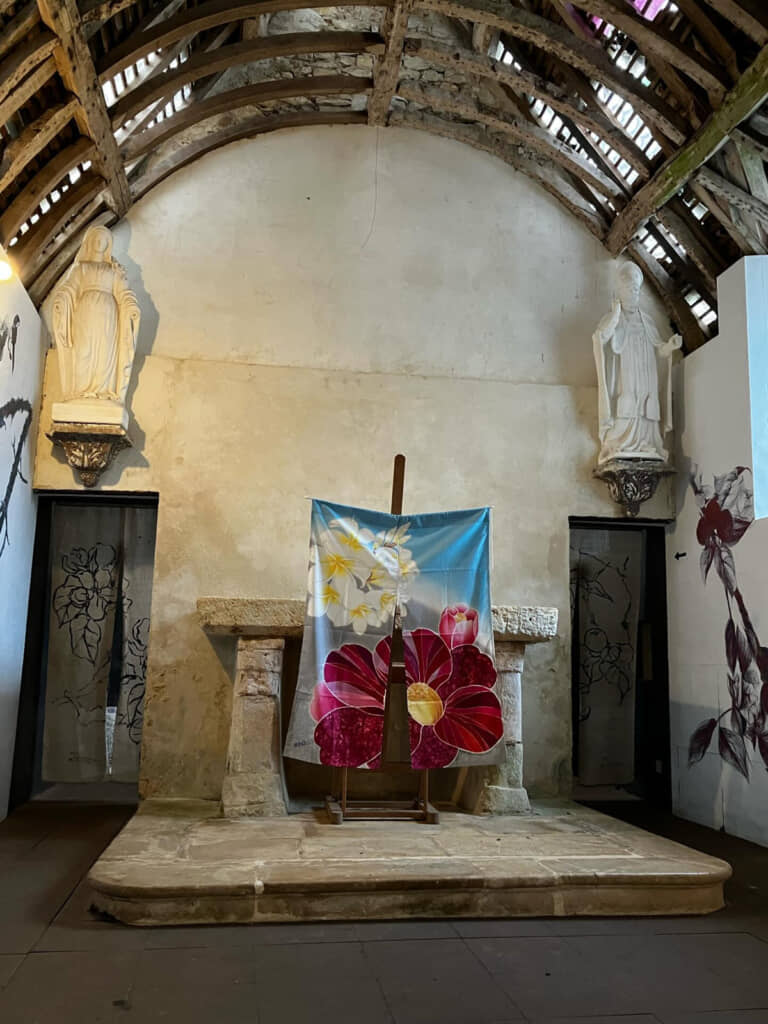 礼拝堂の中に飾られた手描き友禅染めの作品