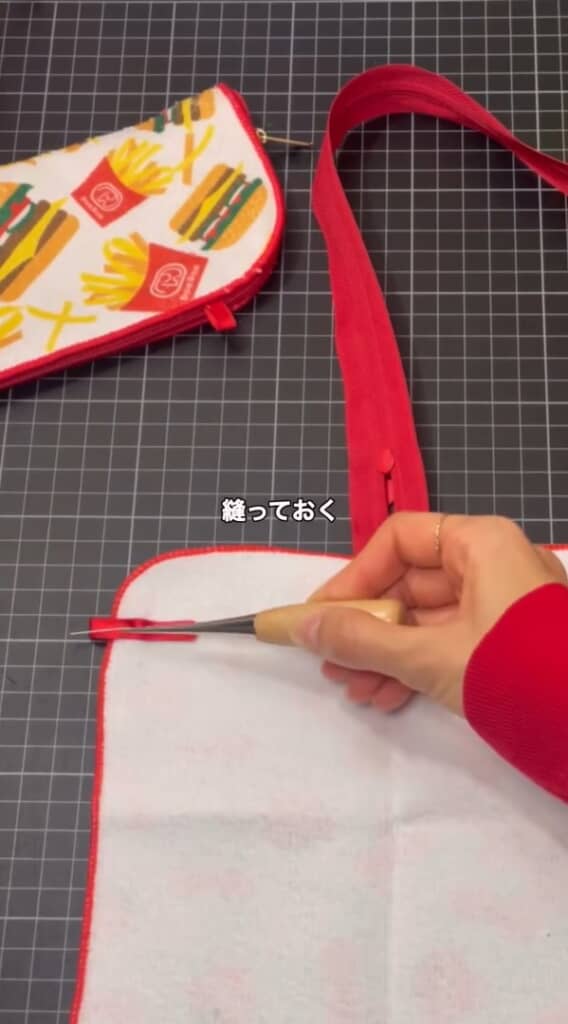 折り目を外側にして付けます