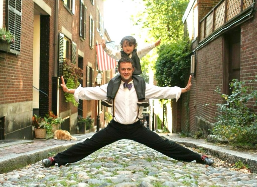 息子さんを肩車したままダイナミックなポーズを取る過去のパパ