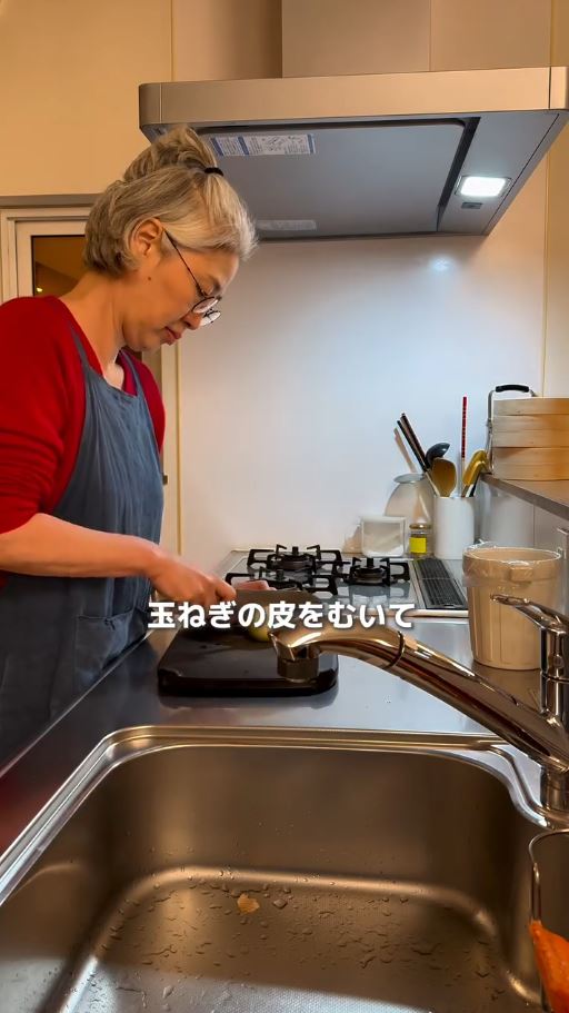 玉ねぎの皮をむく