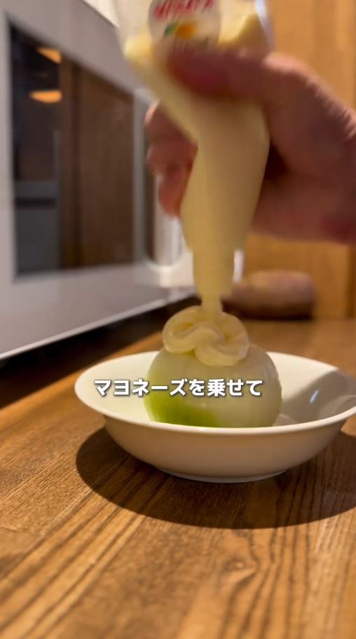 マヨネーズを乗せる