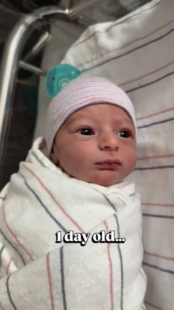 生後1日目のAlinaちゃん。早くも目はぱっちり開いています