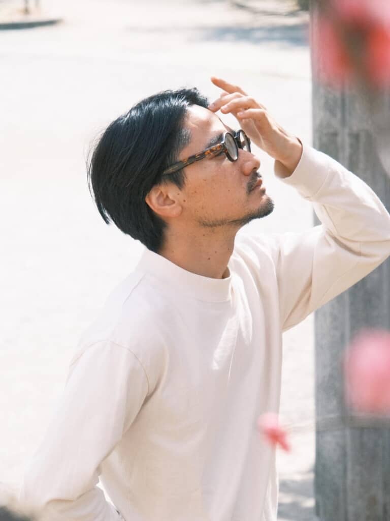 春の光の眩しさに目を細める佐田さん