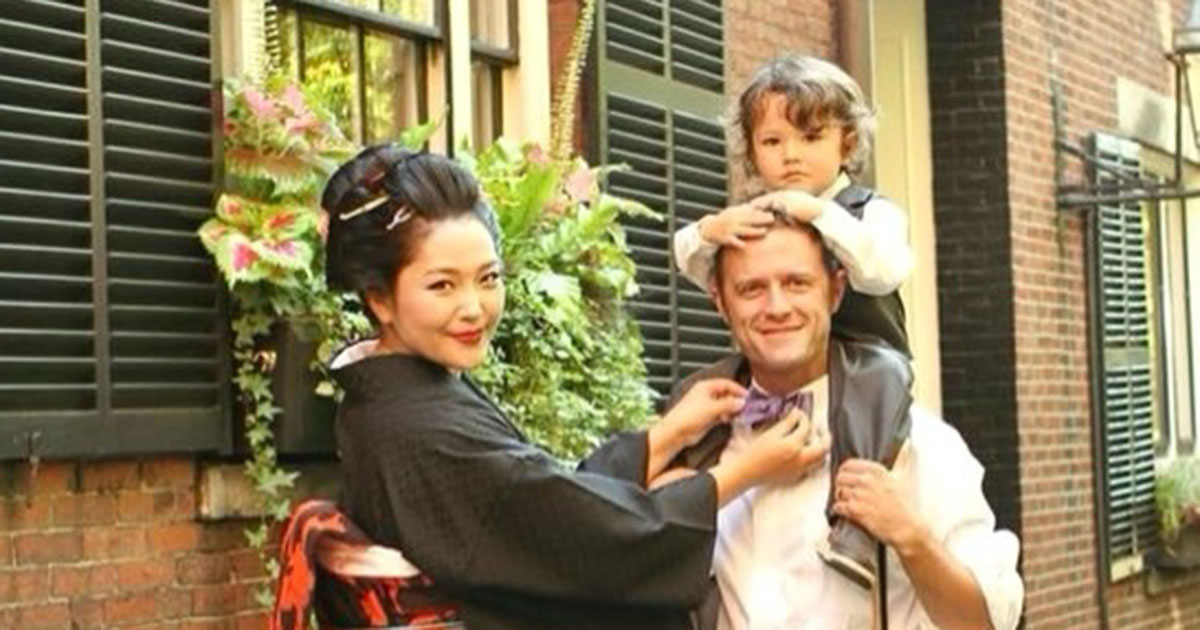 アメリカ人パパに肩車された小さな息子→11年後……「いや嘘やん！」　同じ構図で再現した“現在の姿”に「脳内バグってる」（1/2） | ライフスタイル ねとらぼ