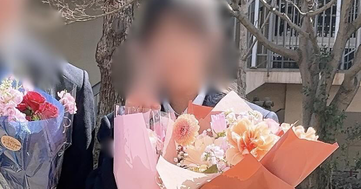 妹の高校卒業式→隣に立つ彼氏が持っていたのは……　シュールすぎる“まさかのアイテム”に「笑いましたw」「センス良き!!」「なんでーー？」（1/2） | 教育・子育て ねとらぼ