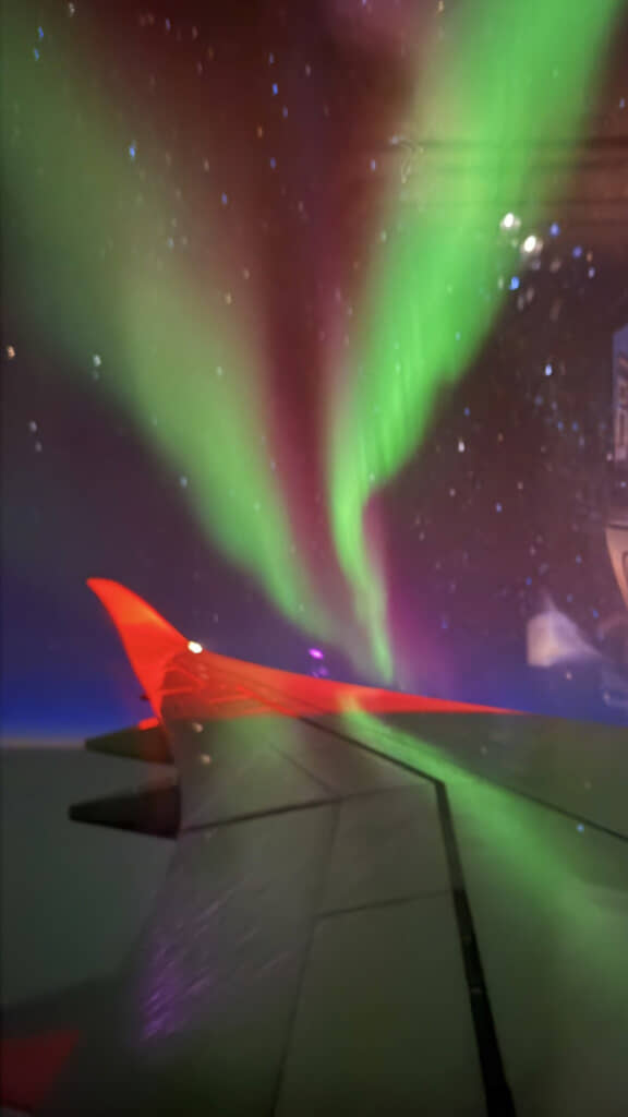 飛行機からオーロラが見えるとは……！