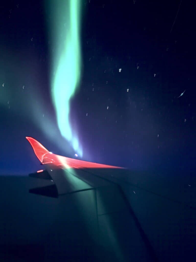 さまざまな色にゆらめくオーロラ