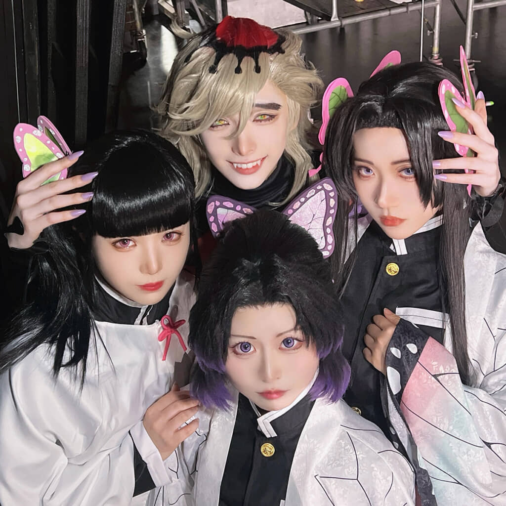 童磨の前で険しい表情を見せる3姉妹