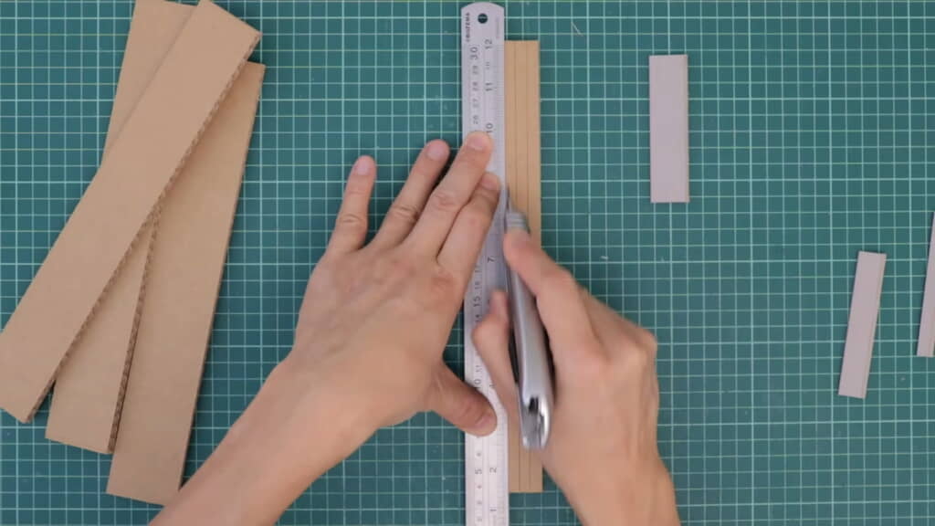 所定のラインに沿ってカッターナイフで筋を入れる