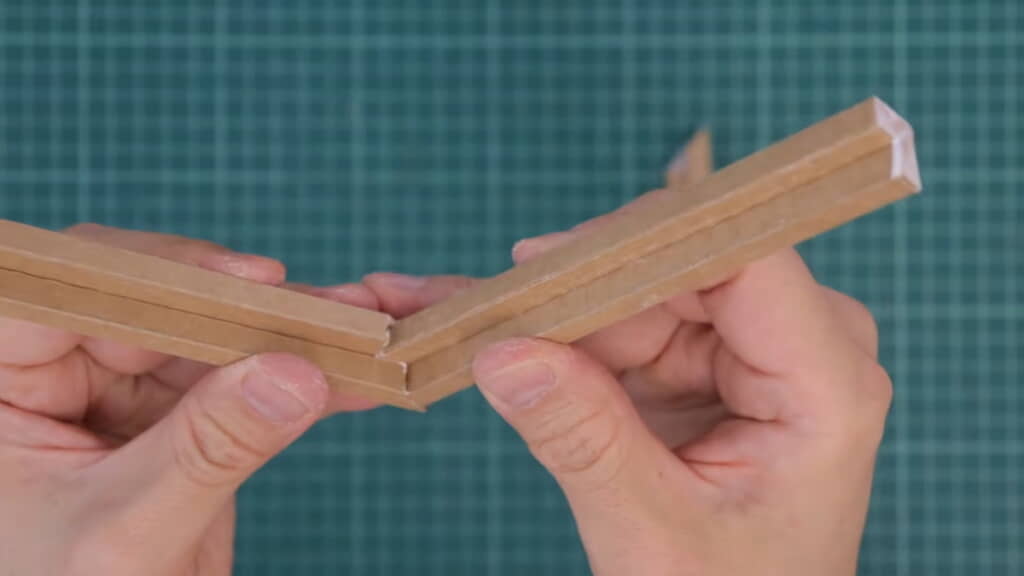 ジョイント部分をはめ込んで接着