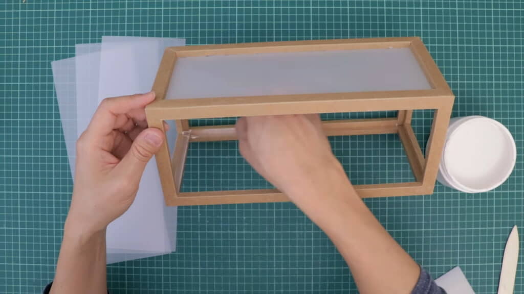 トレーシングペーパーを貼っていく