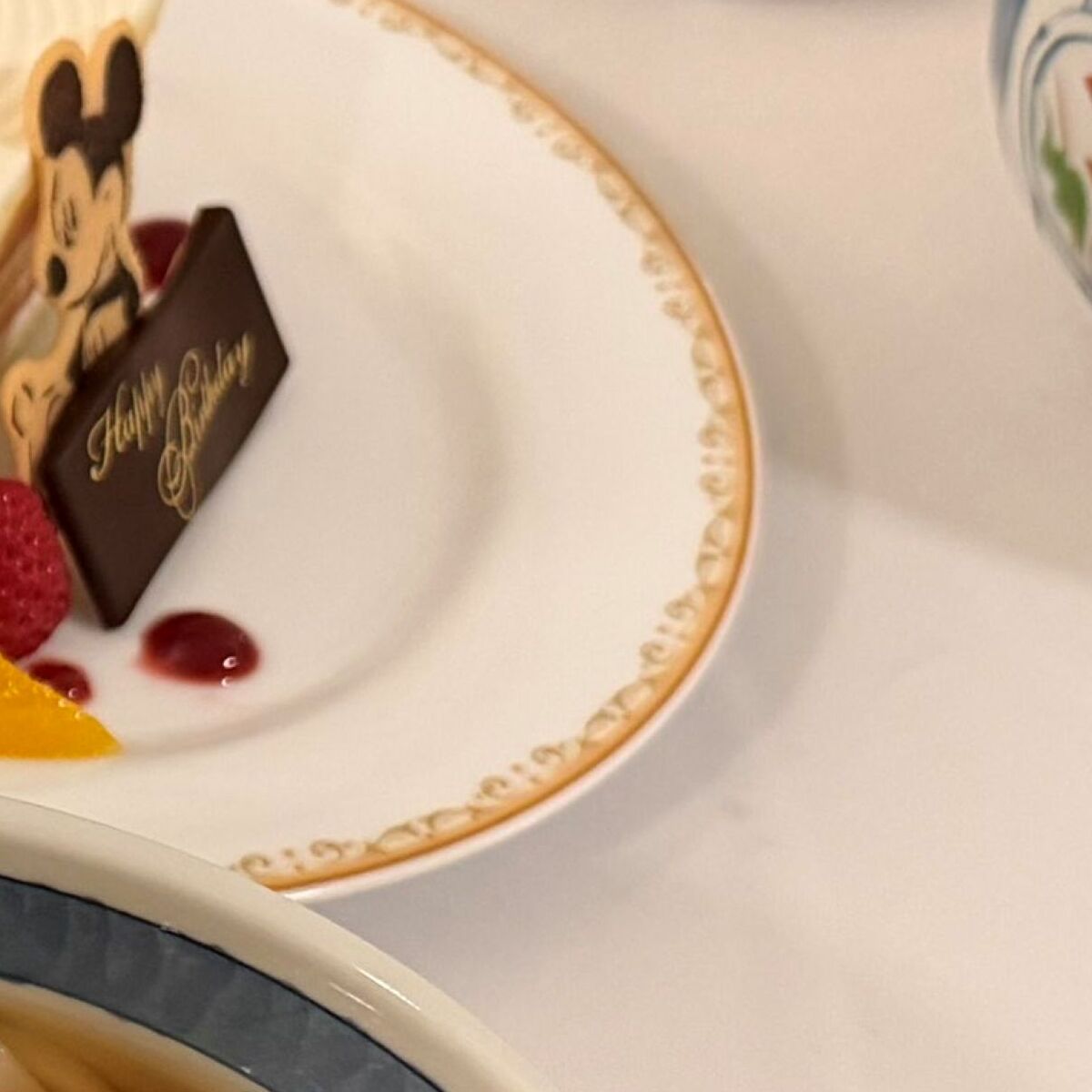 ディズニーのホテルに宿泊→夫と息子がルームサービスを頼んだら……　「まってこんなに？」「さすが夢の国」衝撃の光景が230万表示 | ディズニー ねとらぼ