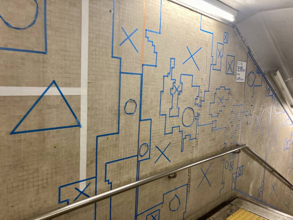 階段の壁面にも貼られている青いテープ