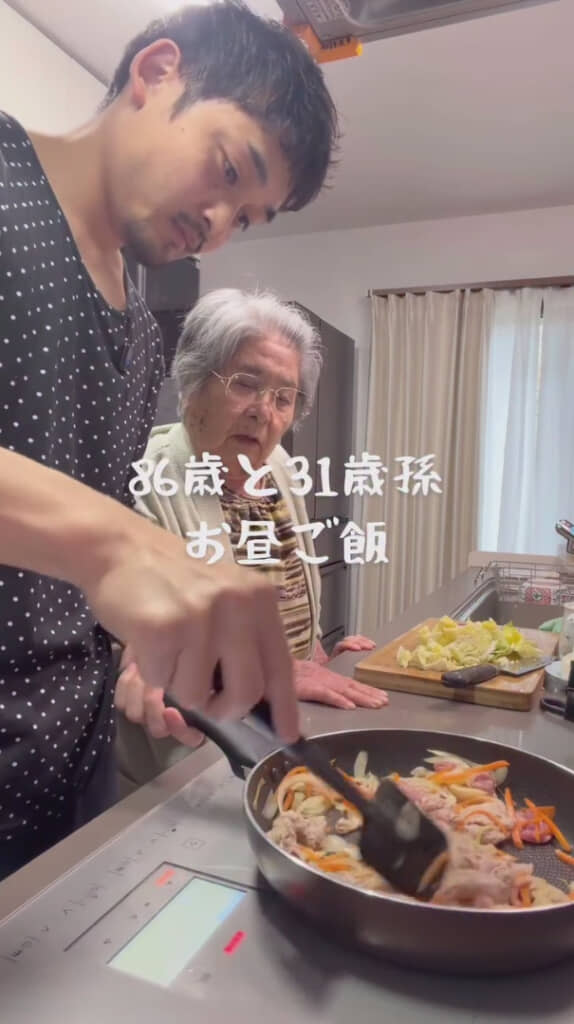 2人で仲良くラーメン作り