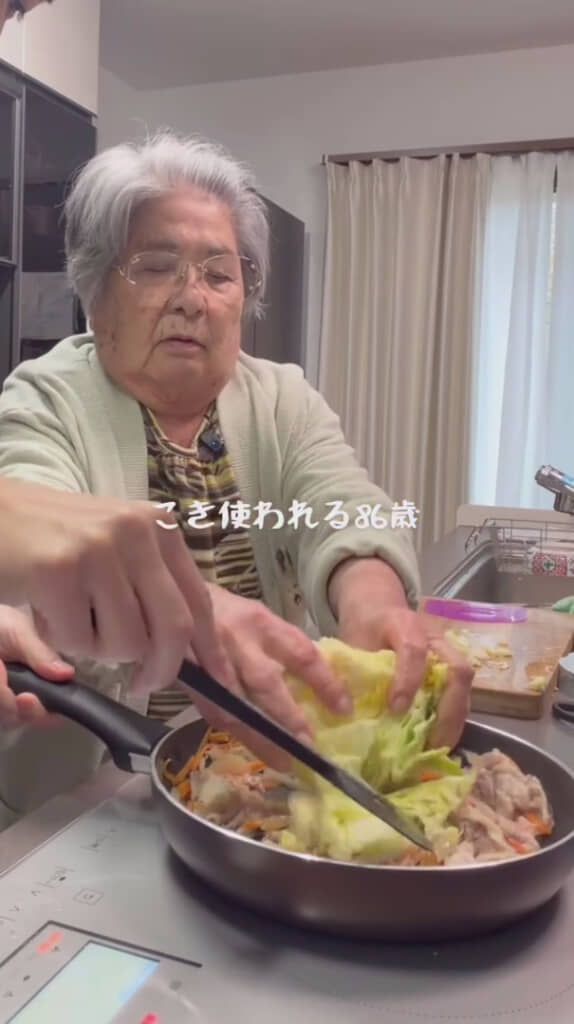 指示の通りキャベツを投入