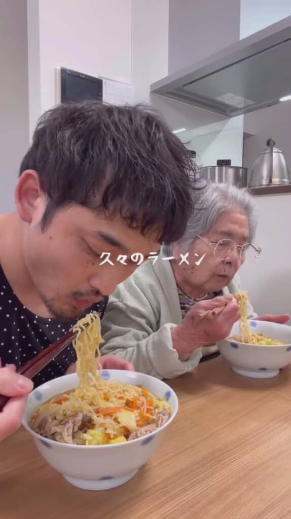 最後は2人仲良く並んで食事