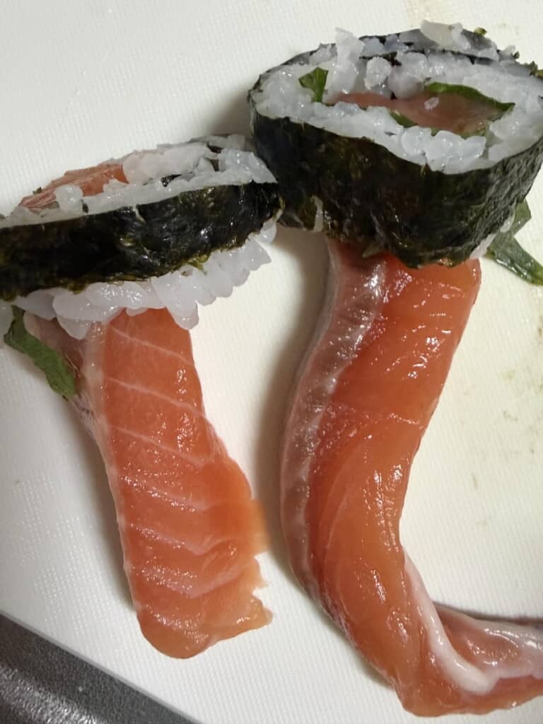 サーモンがはみ出した豪華な端っこ