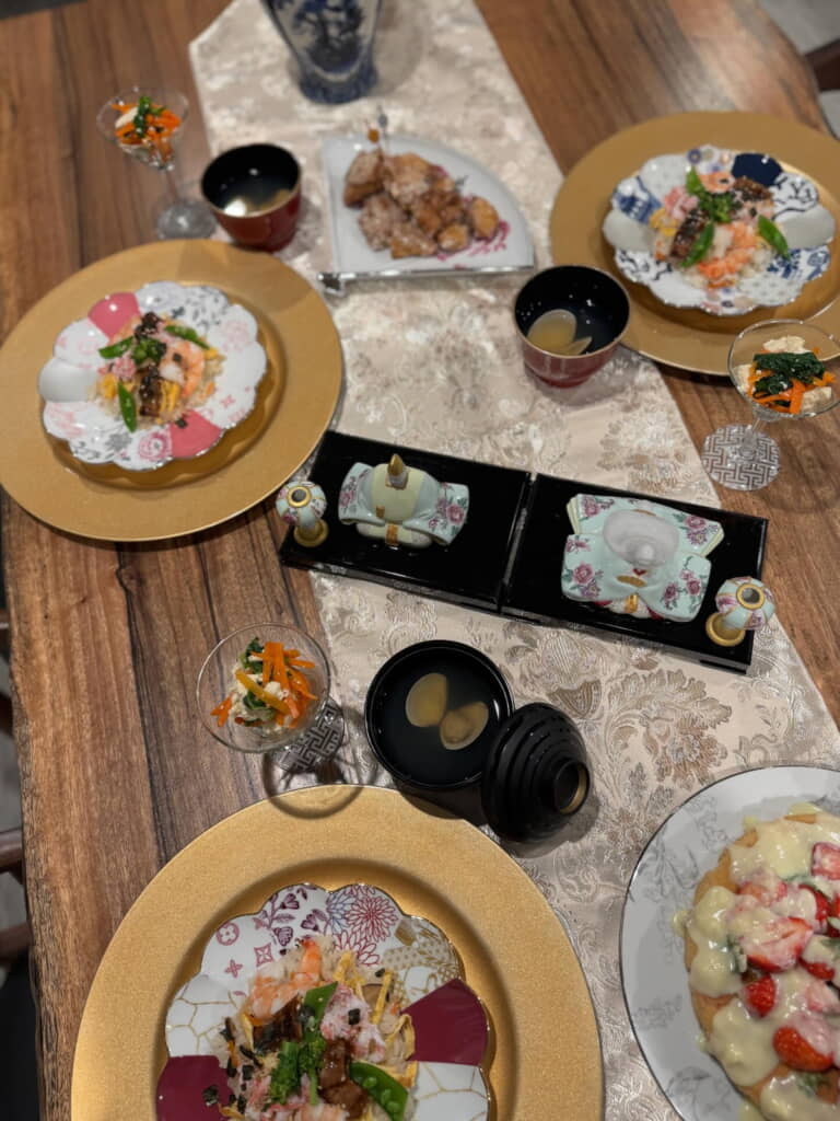 食器やおひなさまも西村さんのお手製です