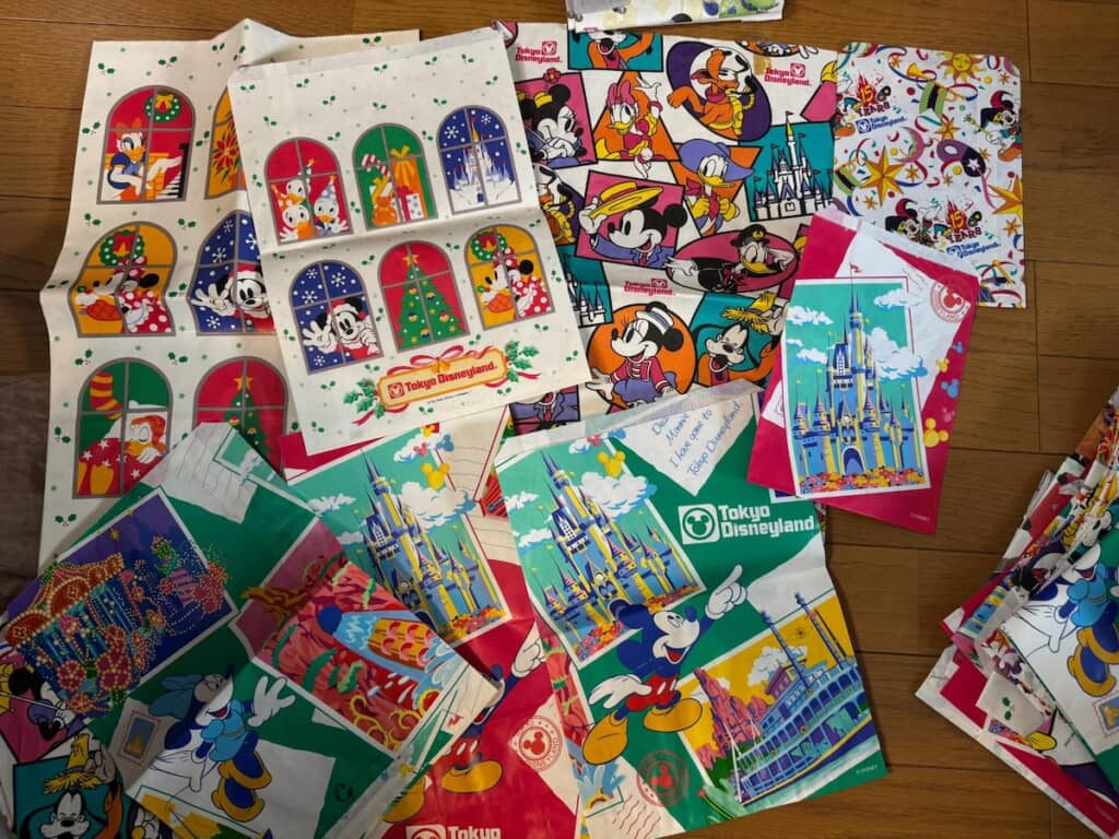 クリスマスモチーフのものや、開園15周年を祝う限定デザインも