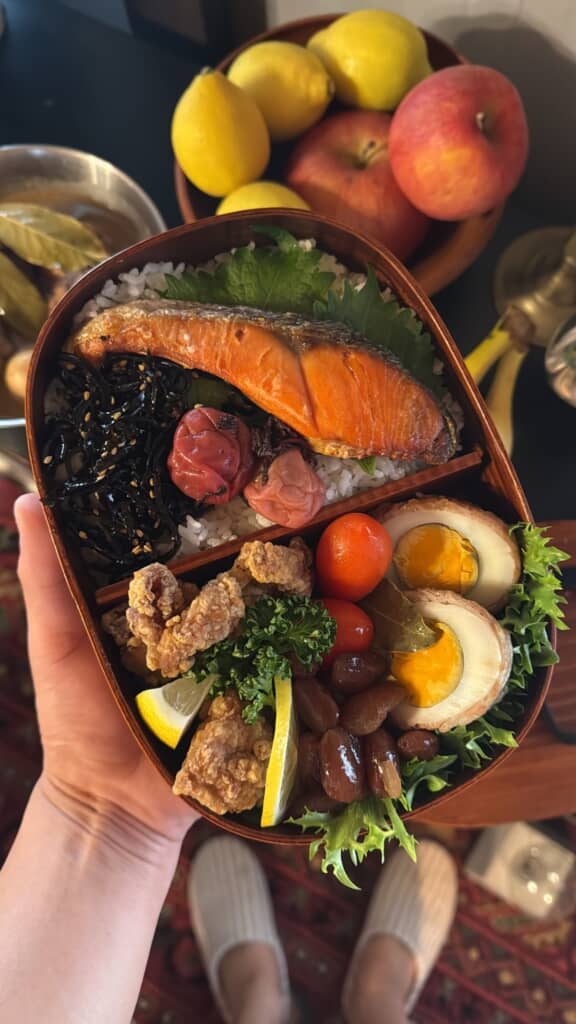 焼鮭とピクニックぽいメニューのお弁当