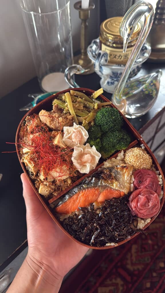 焼鮭とごま団子のお弁当