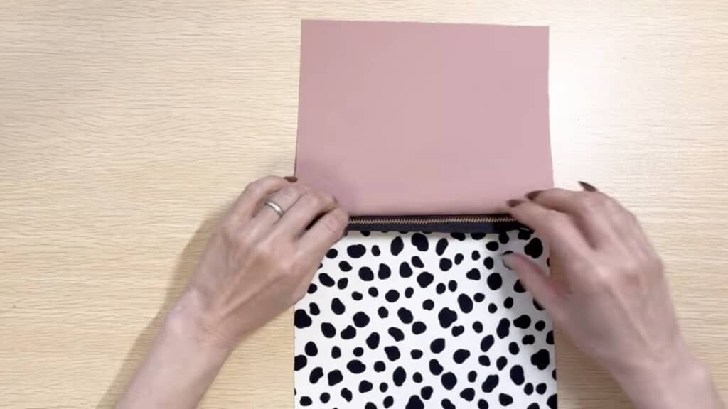 ファスナーポケットの上部を縫い合わせて