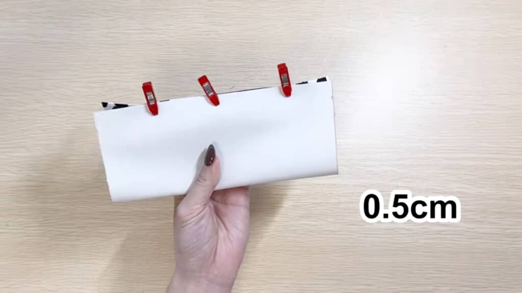 生地を半分に折り、もう一度縫い合わせます