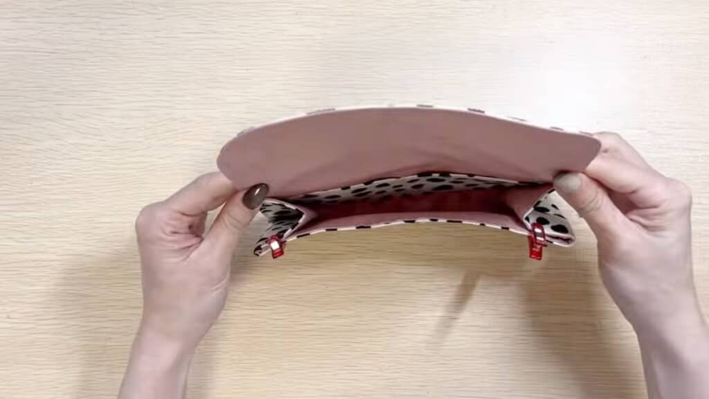 財布の形になるように生地を折り