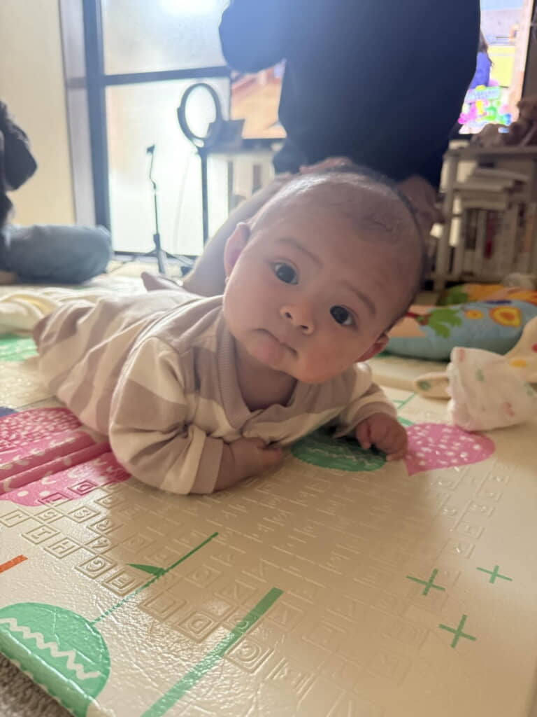 初寝返り後のこの表情がたまらない