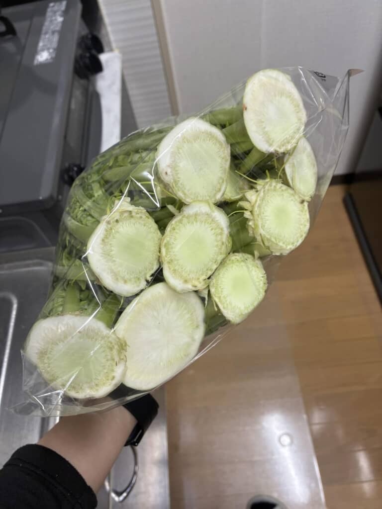 50円で袋いっぱいに買った野菜とは……？