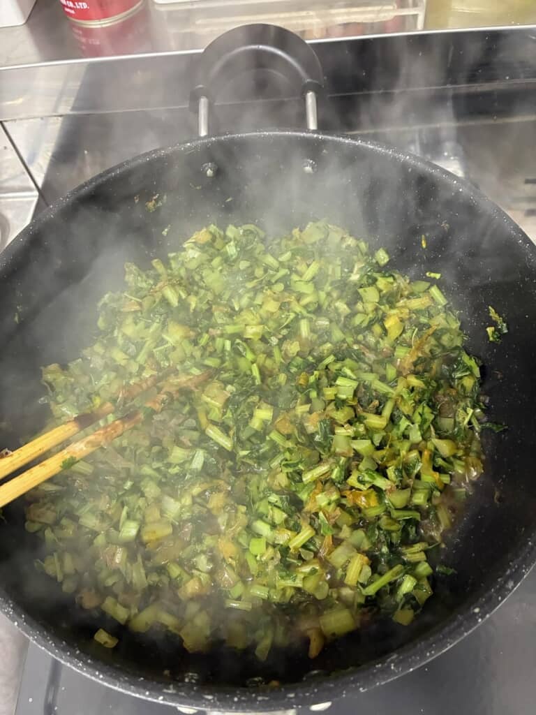 大根葉を炒める様子