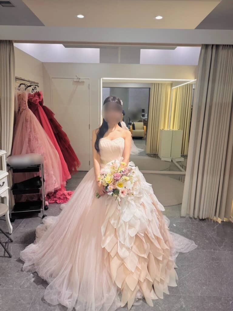 薄ピンクのダリアのようなドレス