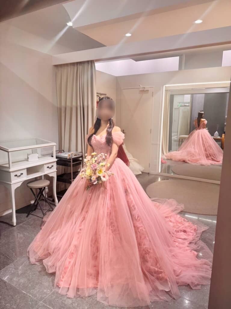 濃いピンクのふわっとしたプリンセスラインのドレス