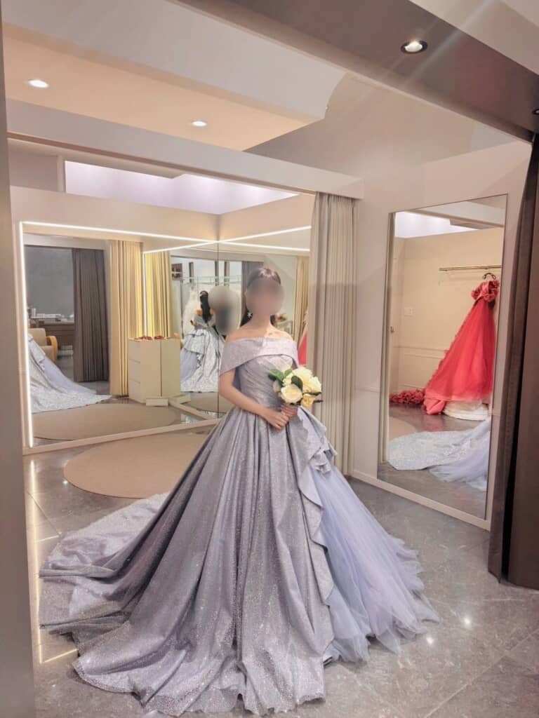 水色のシックなドレス