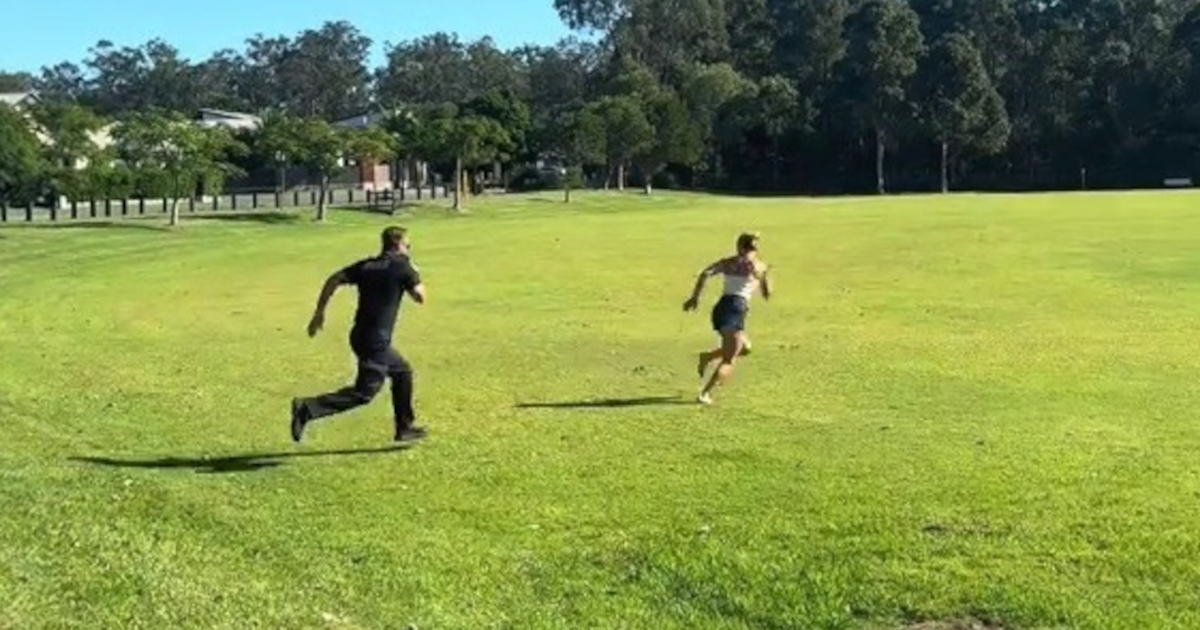 50歳警察官の父、娘と追いかけっこで勝負すると……　驚きの走り姿が2800万再生「本当に50歳!?」「めちゃくちゃカッコいい」【海外】（1/3） | ライフスタイル ねとらぼ