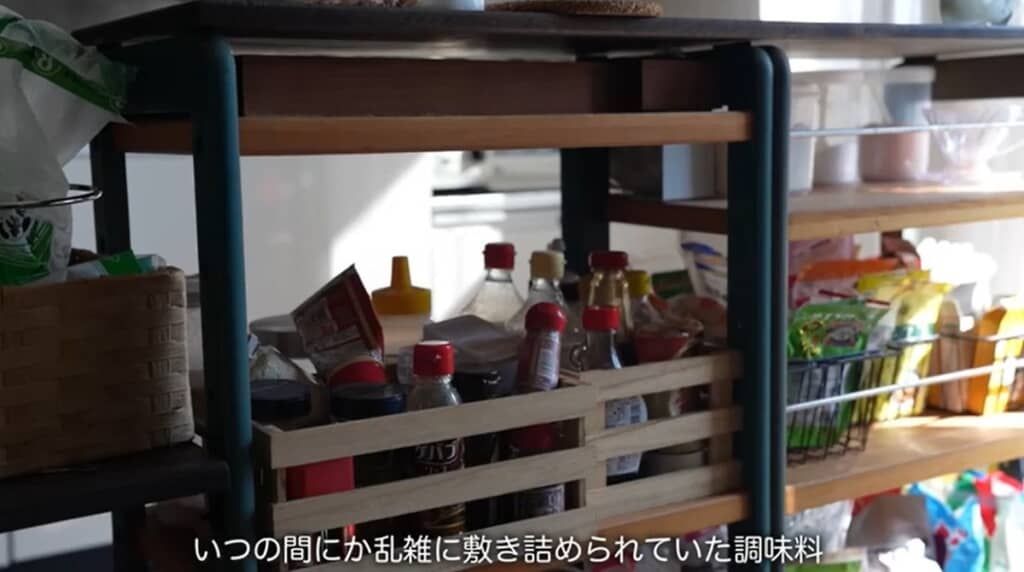 乱雑に敷き詰められていた調味料