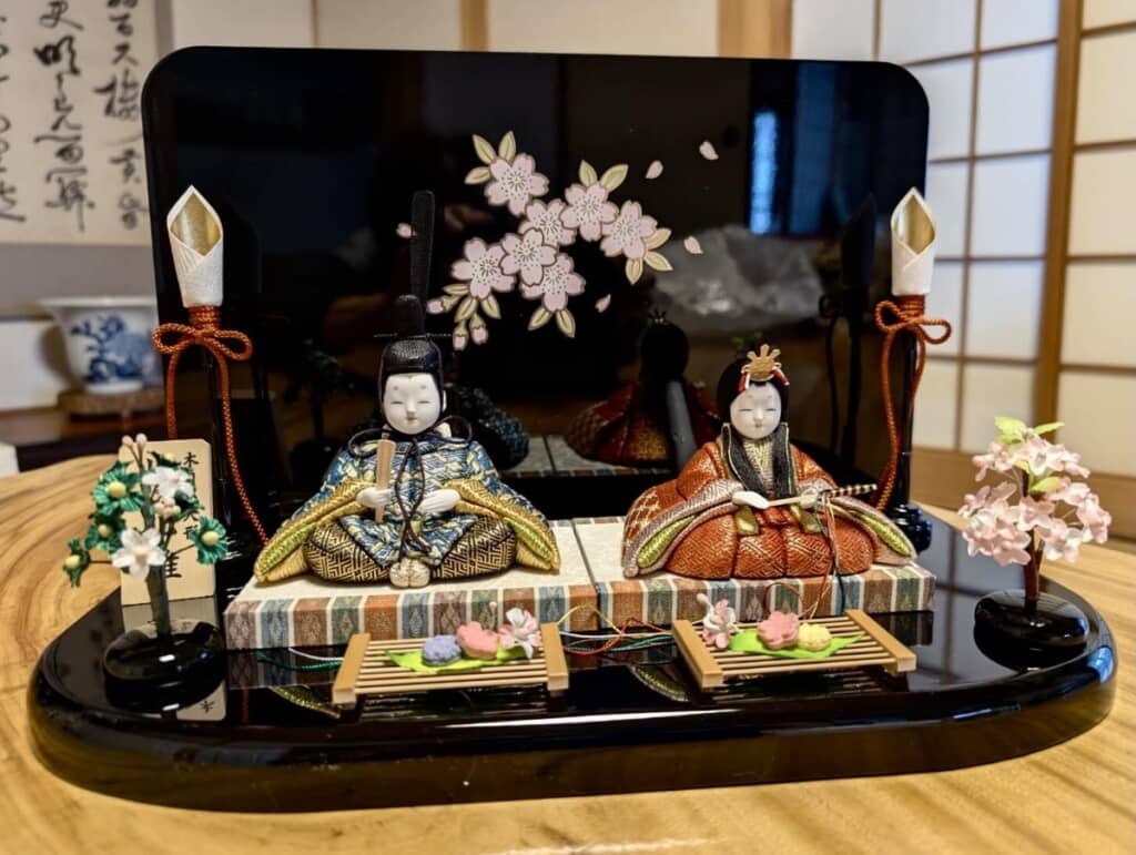 華やかな佐賀錦のひな人形