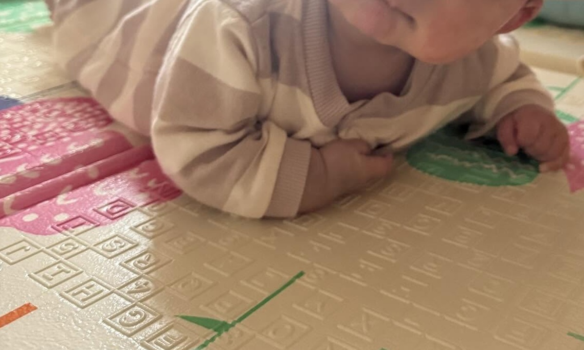 生後3カ月で初寝返りした赤ちゃん→直後を見ると……　まさかの光景に「勘弁してください」「実に罪深い」　（1/3） | 育児 ねとらぼ