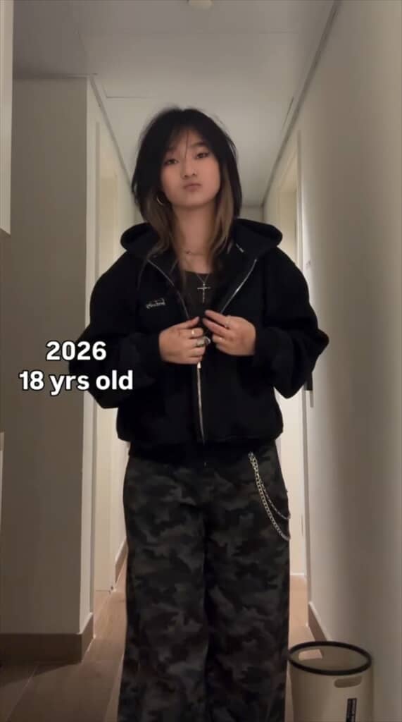 女の子の4歳と18歳のビフォーアフター